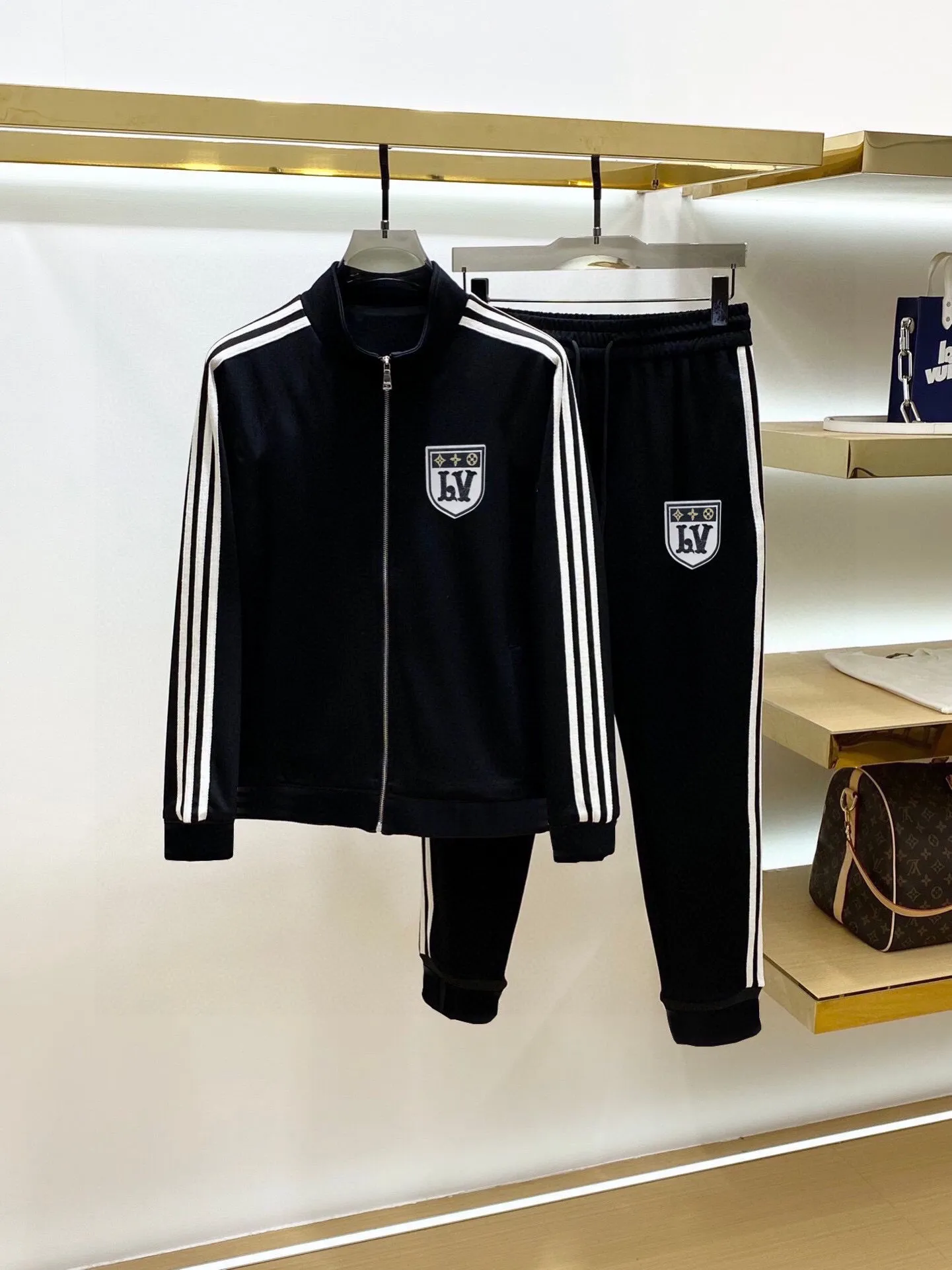 🅿️580 [LV Louis Vuitton] hot-selling suit is coming. Focus on the original version of the official website. 2025 new hot-selling cardigan and sweatshirt suit. The original order is the best. 🇭🇰The meticulous work of top designers. It has a fitting and perfect upper body effect. All-natural high-quality Tencel Roman cotton 100%, close-fitting comfort, noble and elegant! Original hardware embodies elegance and nobility! Counter size: M-3XL (maximum wear up to 190 pounds)